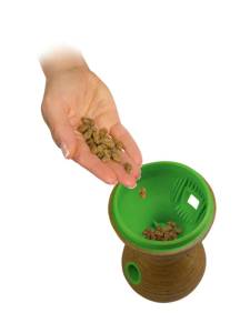 Бамбукова кучешка играчка с място за лакомства KONG® Bamboo Feeder Dumbbell