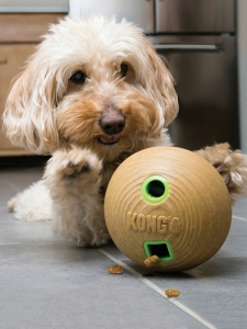 Бамбукова кучешка играчка топка с място за лакомства KONG® Bamboo Feeder Ball
