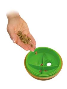Бамбукова кучешка играчка топка с място за лакомства KONG® Bamboo Feeder Ball