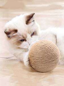 Играчка топка за котки от ленено въже