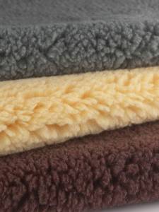Постелка за възрастни кучета с вълна Bronte Glen Senior Gold 7+ Vet Bedding with wool