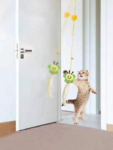 Закачаща се играчка за котки Пчеличка